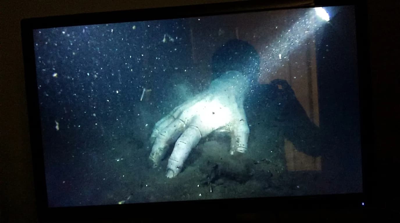 Abysses : Une 'main humaine' géante filmée au fond de la fosse des Mariannes